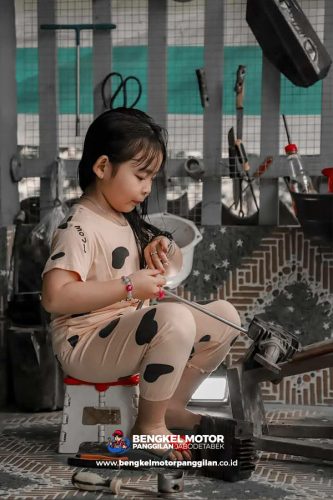 Anak Kecil Liat Mesin Motor